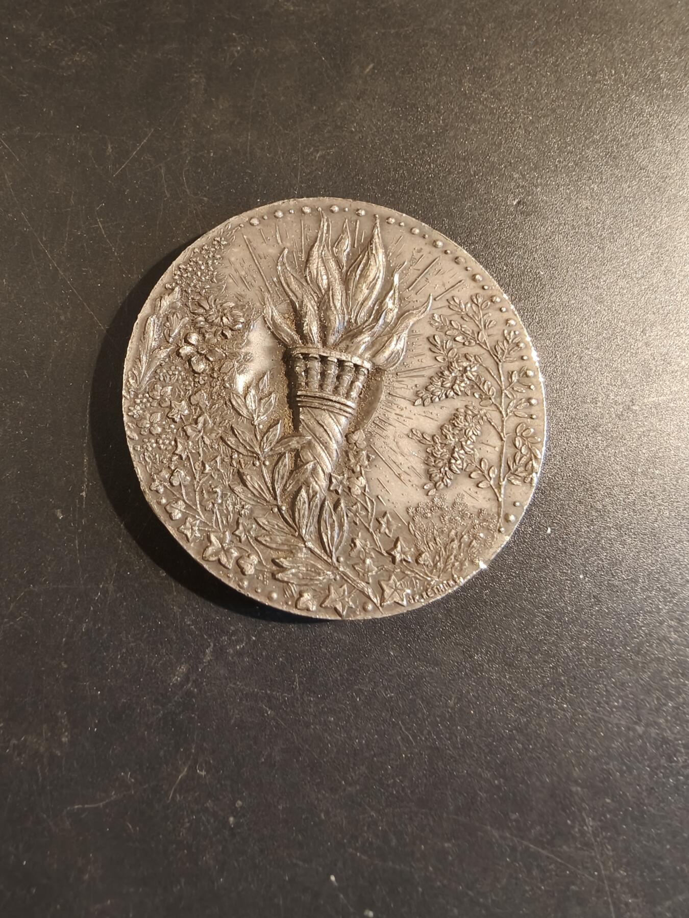 老王徽章第171期 法国1994年地滚球运动联合会镀银大铜章     直径50mm     重量68.4g