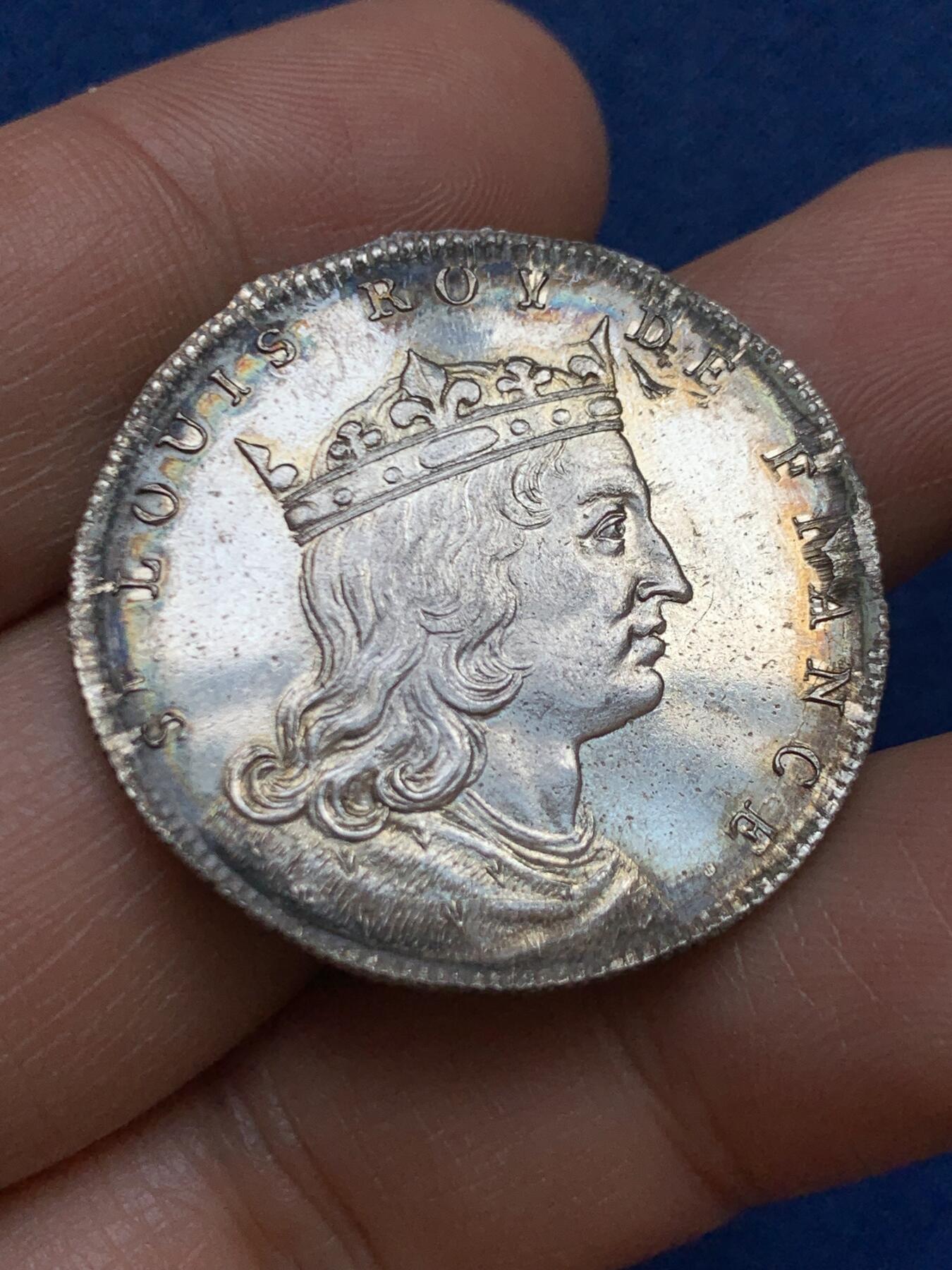 《竞宝斋》第449场 周日，周一，周二  3场连拍 （全场包邮，欢迎送拍） 法国国王路易九世（1215-1270）纪念银章，号称圣路易，背面生平事迹，32.5mm，13.5克，边有磕，背面貌似被烧过