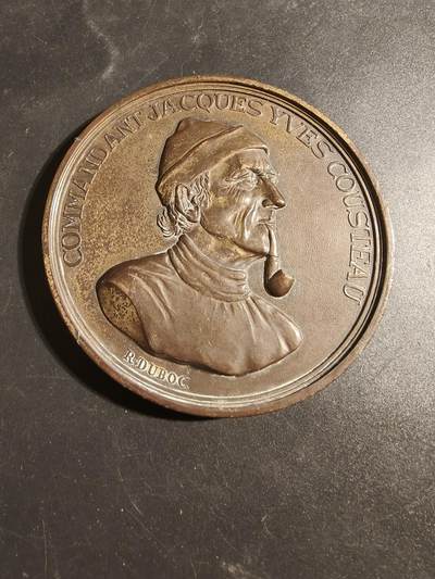 老王徽章第171期 - 法国罗伯特拉丰特出版社海军探险家雅克·库斯托纪念章    直径88mm     重量211.9g