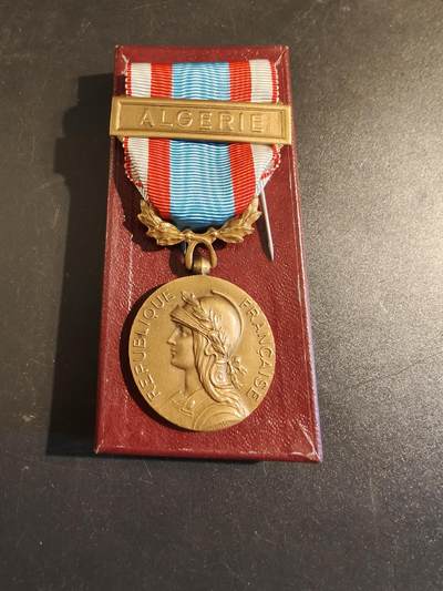 老王徽章第171期 - 法国北非安全行动奖章    阿尔及利亚勋条    带纸盒