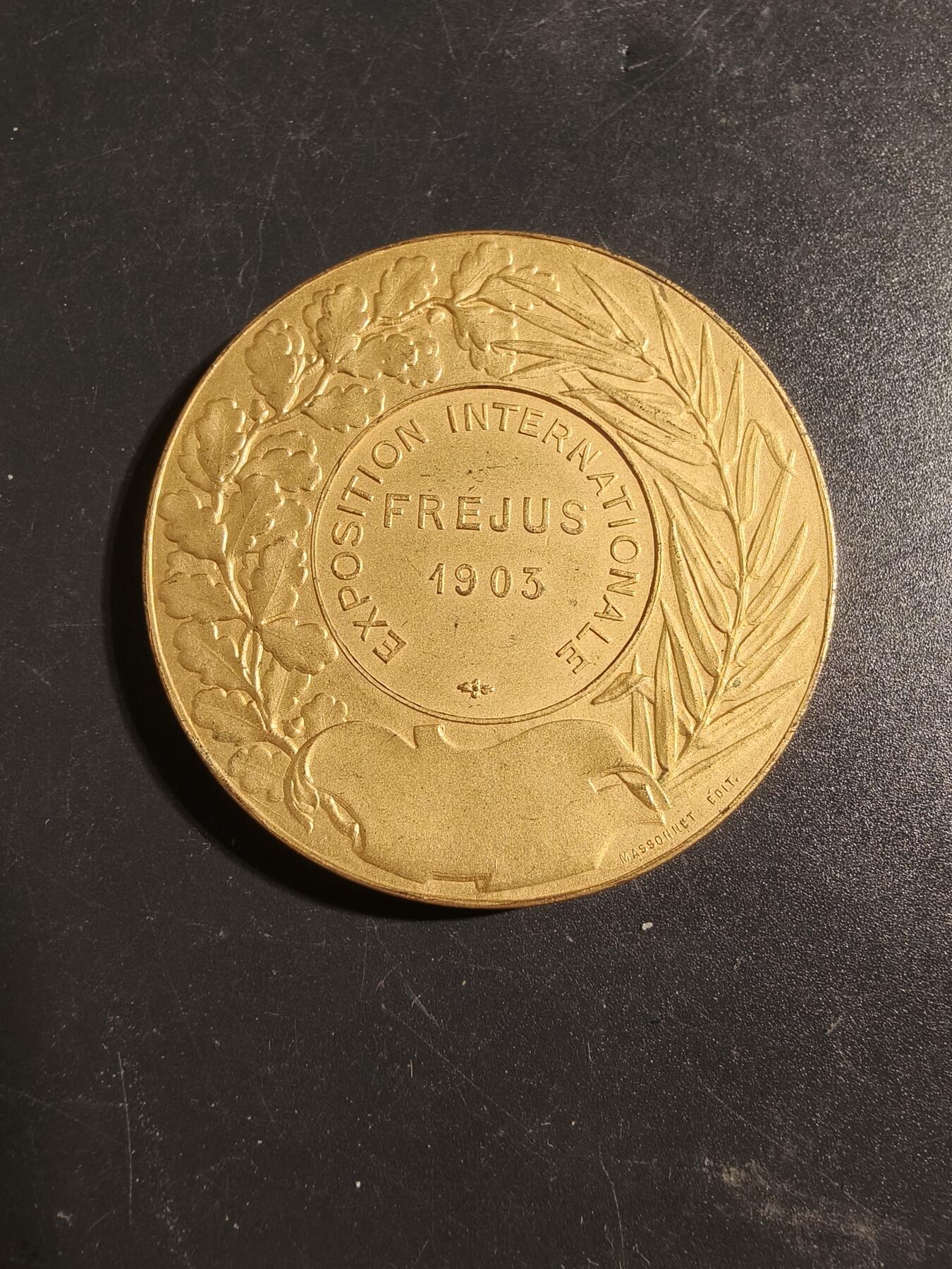 老王徽章第171期 比利时弗勒吕斯1903年国际博览会镀金大铜章    带盒子     Cuivre铜标     直径50mm      重量55.7g