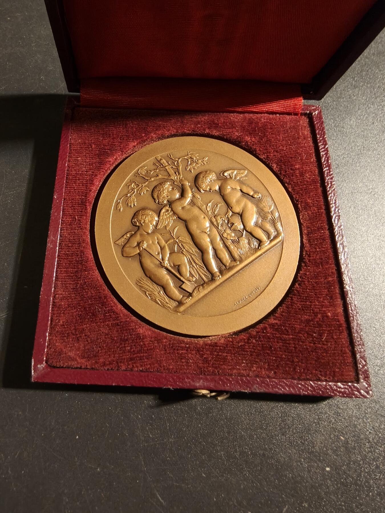 老王徽章第171期 法国园艺协会大铜章    原盒    园艺小天使   亨利杜布瓦作品     直径56mm     重量77.9g