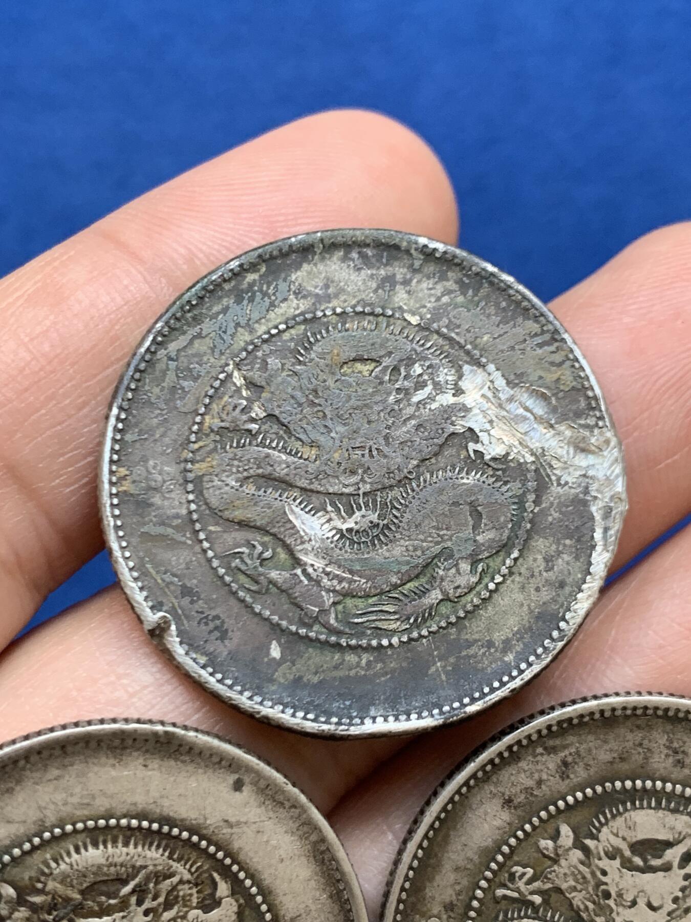 《竞宝斋》第449场 周日，周一，周二  3场连拍 （全场包邮，欢迎送拍） 三枚一组 云南半圆龙洋，总重约39克，老彩包浆，各种状态，细节见图。