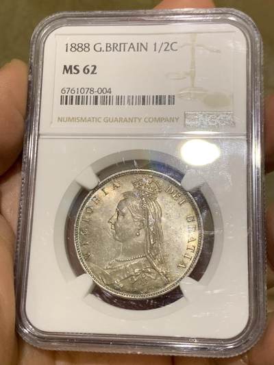 《竞宝斋》第449场 周日，周一，周二  3场连拍 （全场包邮，欢迎送拍） NGC MS62 英国 1888年 维多利亚女王半克朗，包浆十分优美，少见吉祥年份，收藏一步到位