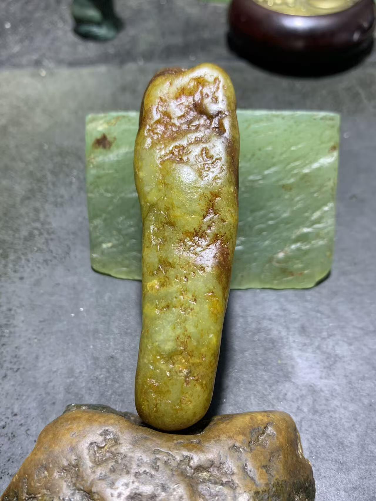 新疆和田玉青黄玉原石一颗，