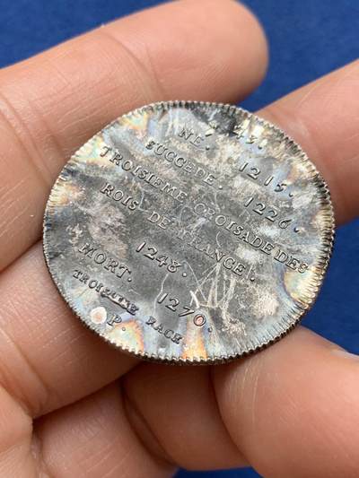 《竞宝斋》第449场 周日，周一，周二  3场连拍 （全场包邮，欢迎送拍） 法国国王路易九世（1215-1270）纪念银章，号称圣路易，背面生平事迹，32.5mm，13.5克，边有磕，背面貌似被烧过