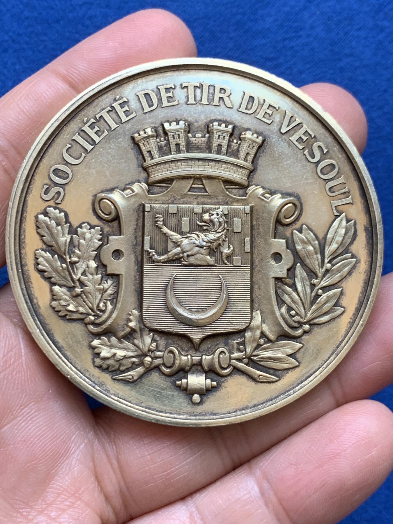 《竞宝斋》第449场 周日，周一，周二  3场连拍 （全场包邮，欢迎送拍） 法国1878年维苏尔射击协会镀金大银章，蜜蜂银标边铭，重91.25g，直径61mm。光材料价都上千了