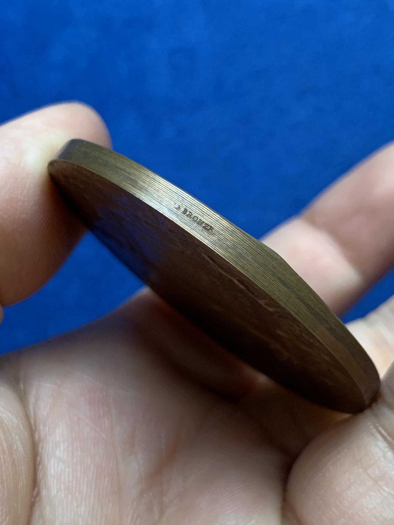 《竞宝斋》第449场 周日，周一，周二  3场连拍 （全场包邮，欢迎送拍） 法国鲁昂市建筑工会纪念铜章 56.2克 49.8mm 铜标边铭 带盒