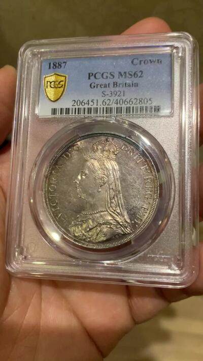 《竞宝斋》第449场 周日，周一，周二  3场连拍 （全场包邮，欢迎送拍） PCGS MS62 英国1887年维多利亚女王高冠马剑1克朗银币，五彩状态。