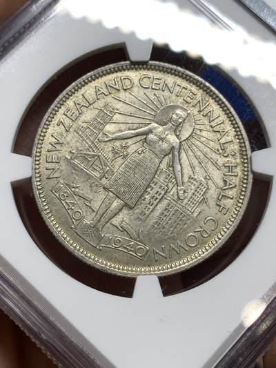 《竞宝斋》第449场 周日，周一，周二  3场连拍 （全场包邮，欢迎送拍） NGC MS62 新西兰1940年建国百年纪念半克朗银币，少见品种，状态不错。