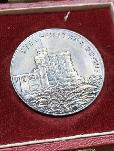 《竞宝斋》第449场 周日，周一，周二  3场连拍 （全场包邮，欢迎送拍） 英国1935年乔治五世登基25周年纪念银章，15.7克，31.6mm，好品相，带原盒。