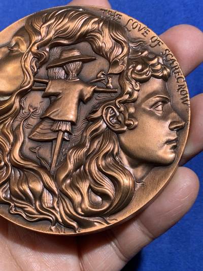 《竞宝斋》第449场 周日，周一，周二  3场连拍 （全场包邮，欢迎送拍） 上海百拓稻草人之恋大铜章，编号055，总重约349.9克，直径80mm，原盒原证。