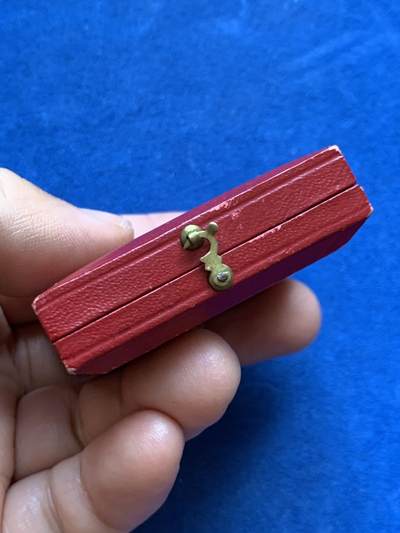 《竞宝斋》第449场 周日，周一，周二  3场连拍 （全场包邮，欢迎送拍） 英国1935年乔治五世登基25周年纪念银章，15.7克，31.6mm，好品相，带原盒。