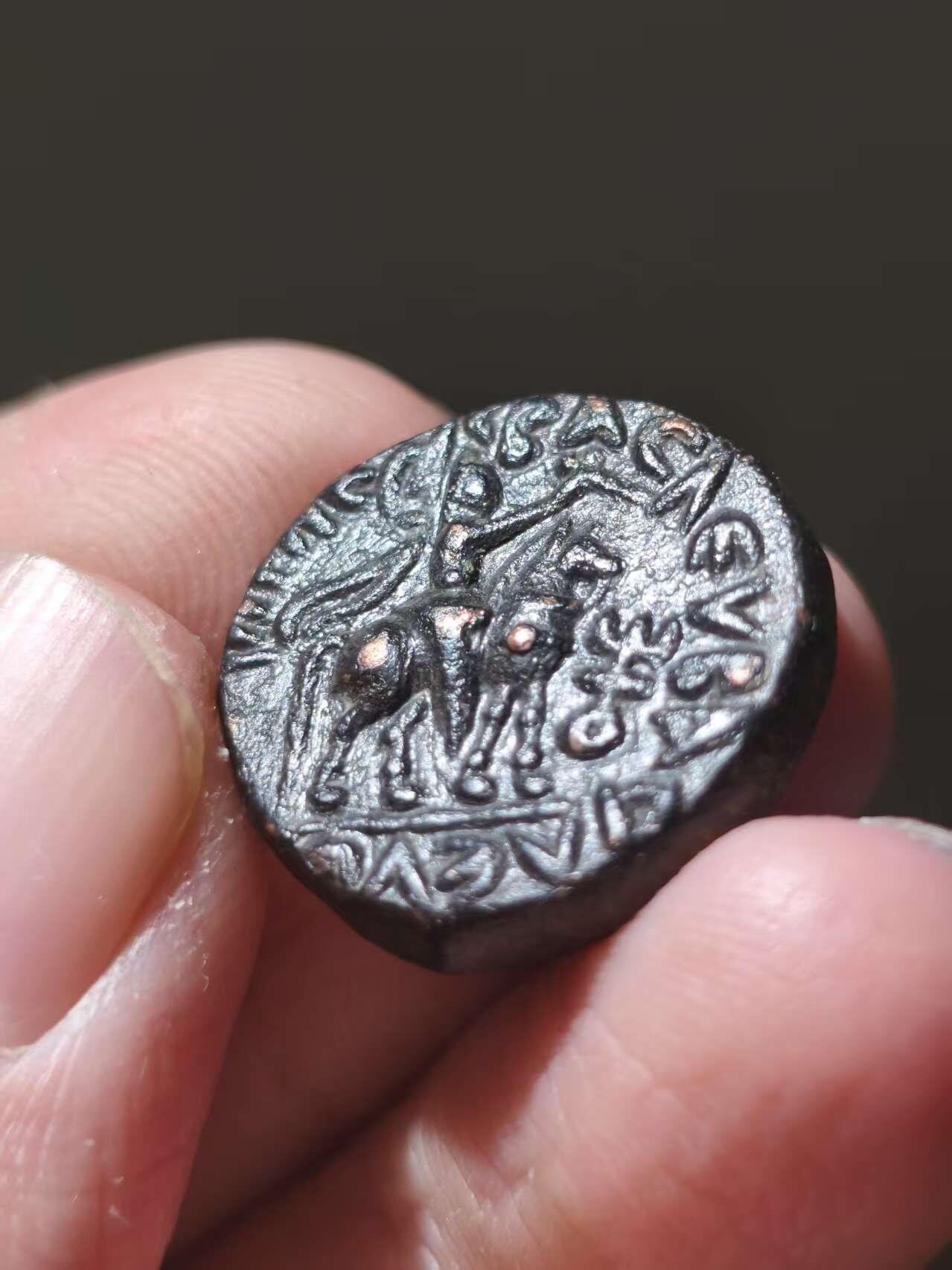 星盘世界钱币十二月二十七日古典币专场 极品！经典品种贵霜帝国大救星soter magas铜币，深打极其的漂亮，也有说法是，这就是威马塔克图，另一种说法是，这是一位与印度塞克有关系的军阀或地方统治者