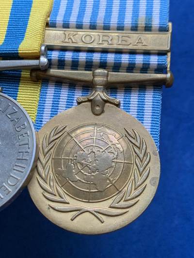 《竞宝斋》第449场 周日，周一，周二  3场连拍 （全场包邮，欢迎送拍） 英国1950-53朝鲜战争奖章 两联联排 礼服挂 包括：英国朝鲜战争奖章和联合国朝鲜战争服役奖章  带边铭授予皇家炮兵