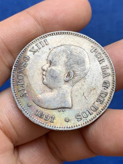 《竞宝斋》第449场 周日，周一，周二  3场连拍 （全场包邮，欢迎送拍） 西班牙1891年阿方索十三世婴儿头双柱5比塞塔银币 细节保存非常好 老月牙五彩包浆 可遇不可求