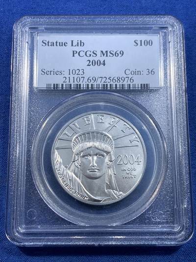 《竞宝斋》第449场 周日，周一，周二  3场连拍 （全场包邮，欢迎送拍） PCGS MS69 美国2004年100元1盎司鹰洋普制铂金币，美国最大面值硬币，该年铸量仅7009枚，比很多年份的精制还少。自由女神和展翅雄鹰的设计大气经典，丝缎光泽顶级品相。