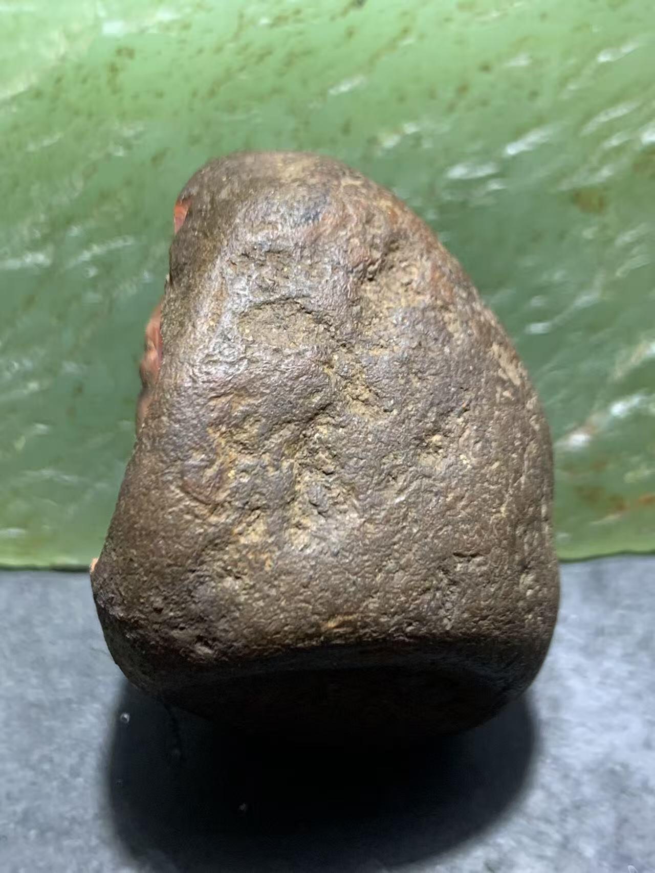 精美铁皮开窗料红白南红玛瑙原石一颗，