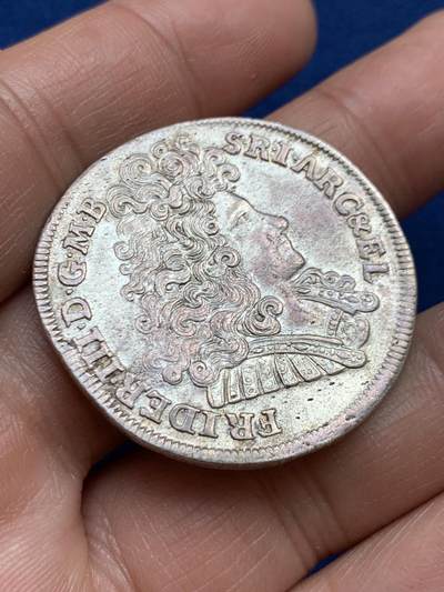 《竞宝斋》第449场 周日，周一，周二  3场连拍 （全场包邮，欢迎送拍） 神罗勃兰登堡1690年2/3泰勒大银币 品相超好光泽耀眼压印深峻 霍亨索伦的腓特烈三世选帝侯(后来的普鲁士首任国王腓特烈一世)大卷发头像 勃兰登堡-普鲁士所有领地的盾徽拼合 LCS柏林厂出品 难得的细节头发清清楚楚的压印 2/3T是流通主力大面值 更大的泰勒是极个别年份才发行的高贵面值 细节见图