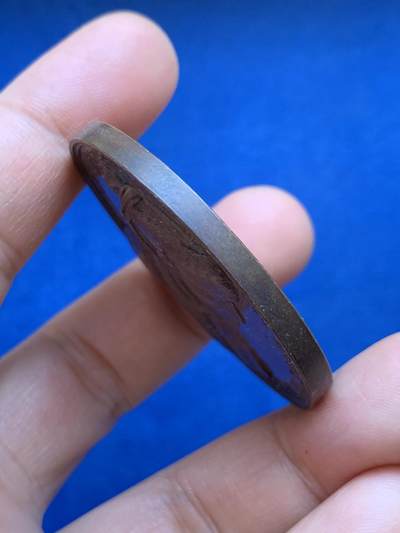 《竞宝斋》第449场 周日，周一，周二  3场连拍 （全场包邮，欢迎送拍） 法国瓦卢瓦王朝勃民第公爵菲利普二世纪念铜章，背面详述了他的历史功绩，超高浮雕，高点保存得非常好，44克，46.5mm