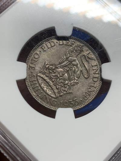 《竞宝斋》第449场 周日，周一，周二  3场连拍 （全场包邮，欢迎送拍） NGC MS64 亚军分 英国乔治五世1933年站狮1先令银币，原味深彩+老盒，好状态无须多言。由于流通充分，高分比早期版更少，是乔五套中易被忽视的小难点，同分书价100美元。更高仅3枚65