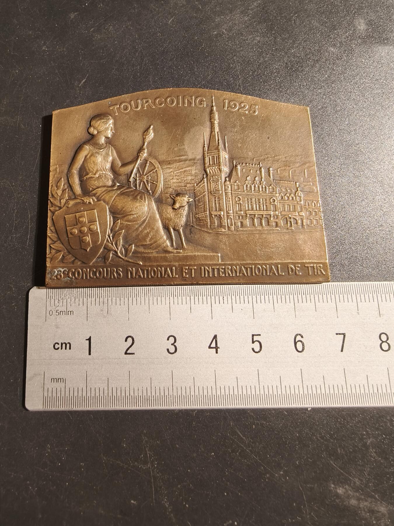 老王徽章第171期 法国1925年图尔宽第28届全国和国际射击比赛方形大铜章      尺寸67×50mm     重量88.1g