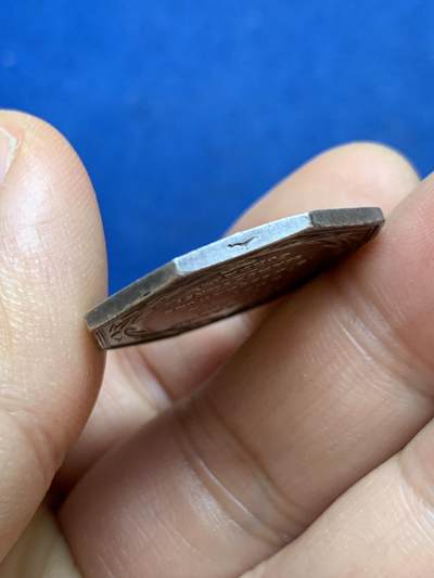 《竞宝斋》第449场 周日，周一，周二  3场连拍 （全场包邮，欢迎送拍） 法国1860-1879年波尔多海事保险银质八角代币，少见品种。直径：27.5mm，重：11.35g，神灯边铭。