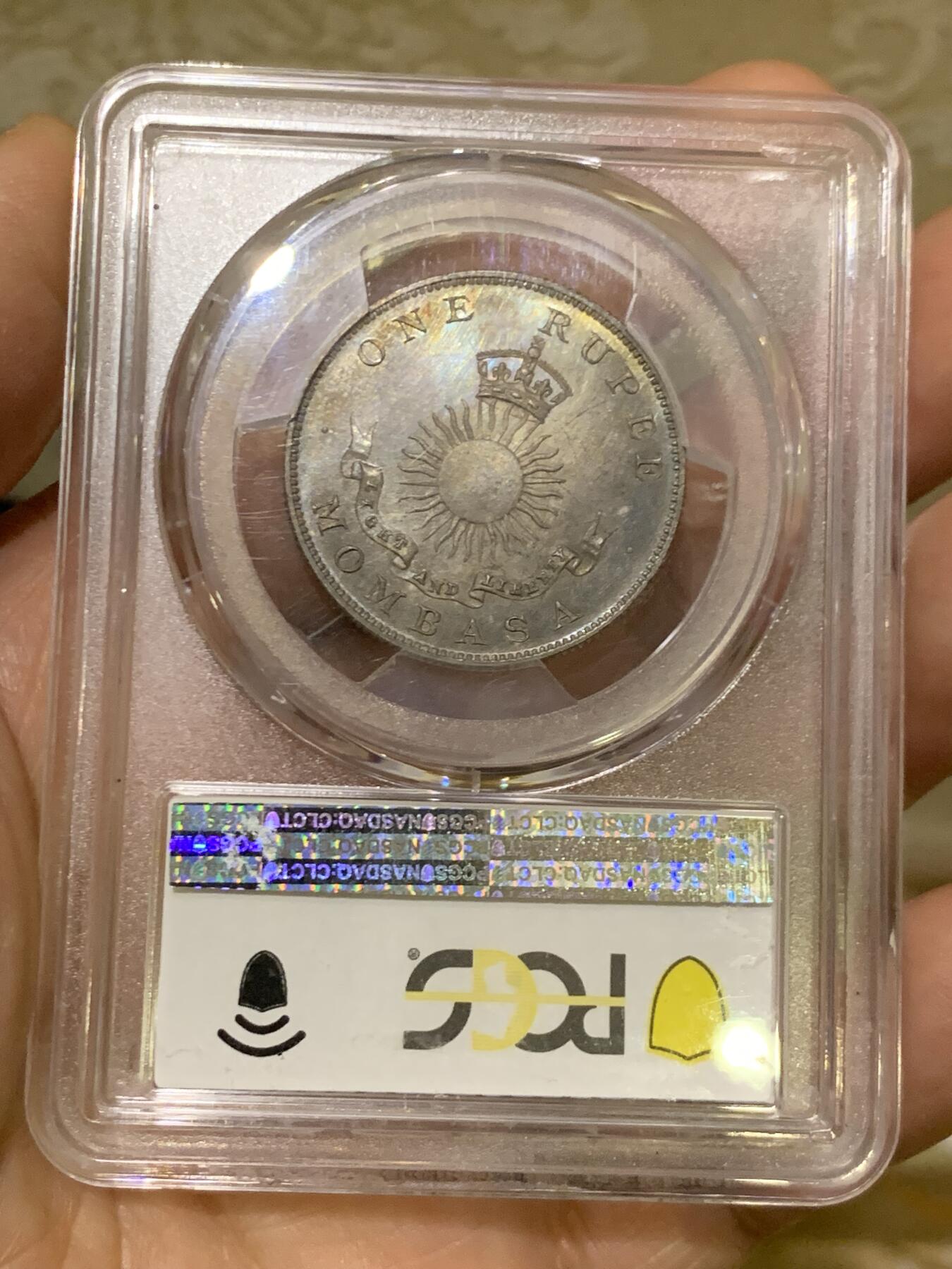 《竞宝斋》第449场 周日，周一，周二  3场连拍 （全场包邮，欢迎送拍） PCGS SP64 蒙巴萨 1888年1卢比银币 PL底板 绚丽五彩包浆 可与不求的状态 蒙巴萨是肯尼亚最大的港口，郑和下西洋最远到达的地方，大热门，吉祥年份 背面支撑小磕