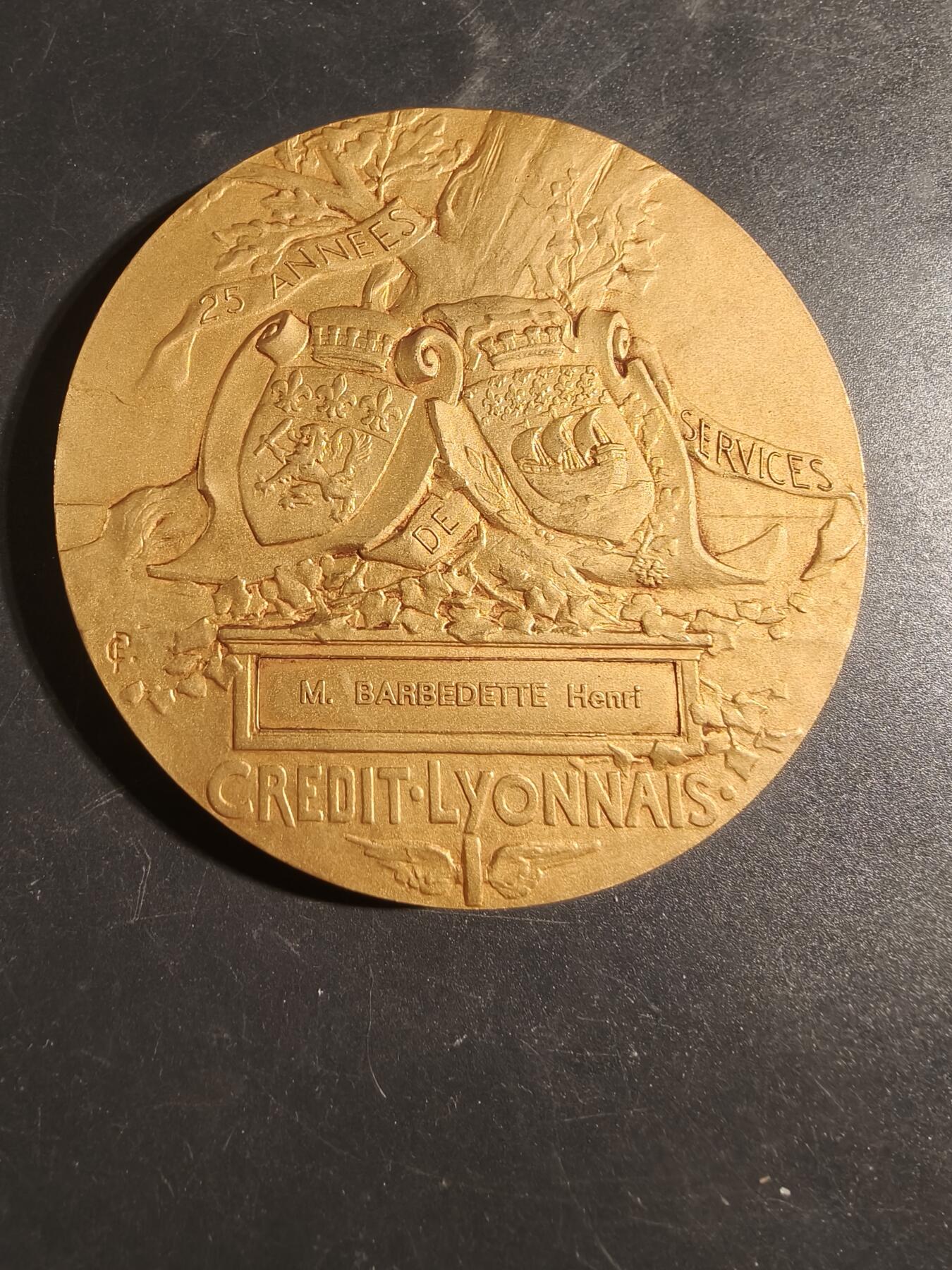 老王徽章第171期 法国里昂信贷银行25年服务镀金大铜章     原盒    大师皮列作品     直径80mm     重量262.2g