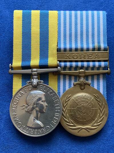 《竞宝斋》第449场 周日，周一，周二  3场连拍 （全场包邮，欢迎送拍） - 英国1950-53朝鲜战争奖章 两联联排 礼服挂 包括：英国朝鲜战争奖章和联合国朝鲜战争服役奖章  带边铭授予皇家炮兵
