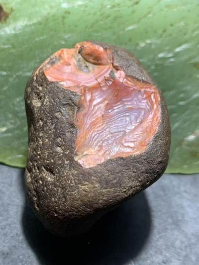 精美铁皮开窗料红白南红玛瑙原石一颗， - 精美铁皮开窗料红白南红玛瑙原石一颗，