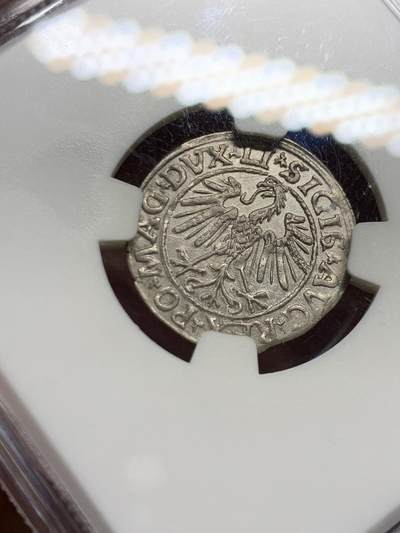 《竞宝斋》第449场 周日，周一，周二  3场连拍 （全场包邮，欢迎送拍） NGC AU58 波兰立陶宛联邦 1547年 1/2G 银币 打制一流 细节很美 骑士盾牌上的十字图案依然清晰可见 少见品种