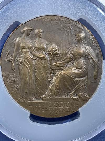 《竞宝斋》第449场 周日，周一，周二  3场连拍 （全场包邮，欢迎送拍） PCGS SP64 高分 阿根廷1910年百年独立共和国清凉女神大奖章。正面：清凉女神手托旗帜，手握锁链、头戴自由帽呐喊向前裸奔；背面：三女神像，鲜花、橄榄枝、书。PCGS加大盒装。