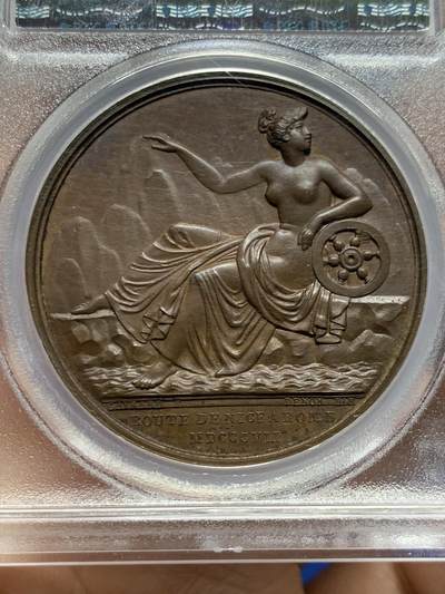 《竞宝斋》第449场 周日，周一，周二  3场连拍 （全场包邮，欢迎送拍） PCGS SP64 法国1807年拿破仑一世尼斯至罗马之路竣工原铸铜章 巴黎造币厂巧克力包浆 高浮雕原铸铜光 女神维比莉娅（罗马旅行女神）半倚着靠在六辐轮上，一只脚踩在岩石上，另一只脚踩在海面上，轻抬手臂，指明罗马的方向，脚下是罗马道路，背景是群山，画面唯美，条条大道通罗马的实际表现，欧洲最早的“高速公路”通车，标志着拿皇的统治从法国延伸至意大利，辐射整个欧陆。加厚盒