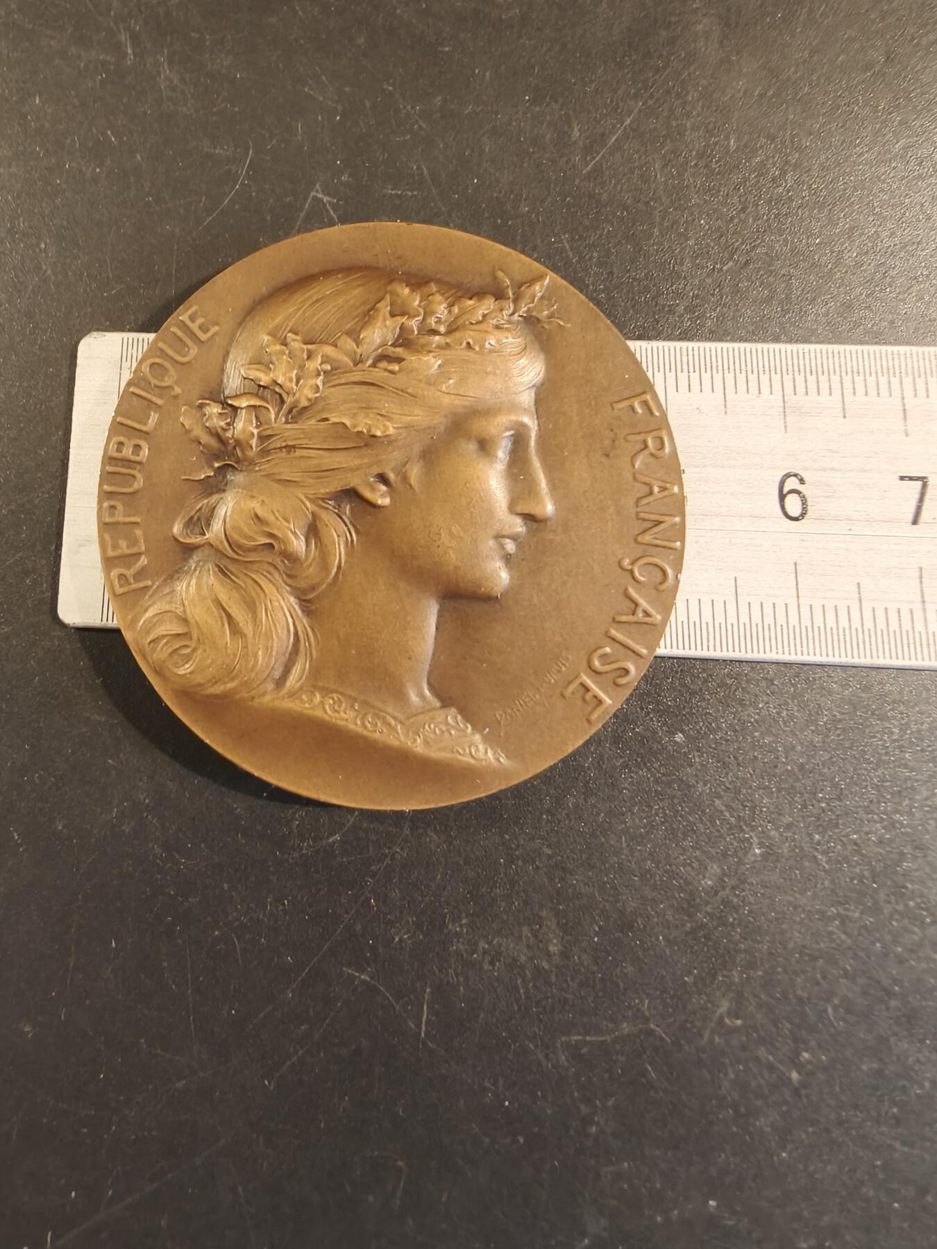 老王徽章第171期 法国战争部射击竞赛大铜章     亨利杜布瓦作品    直径50mm    重量64.1g