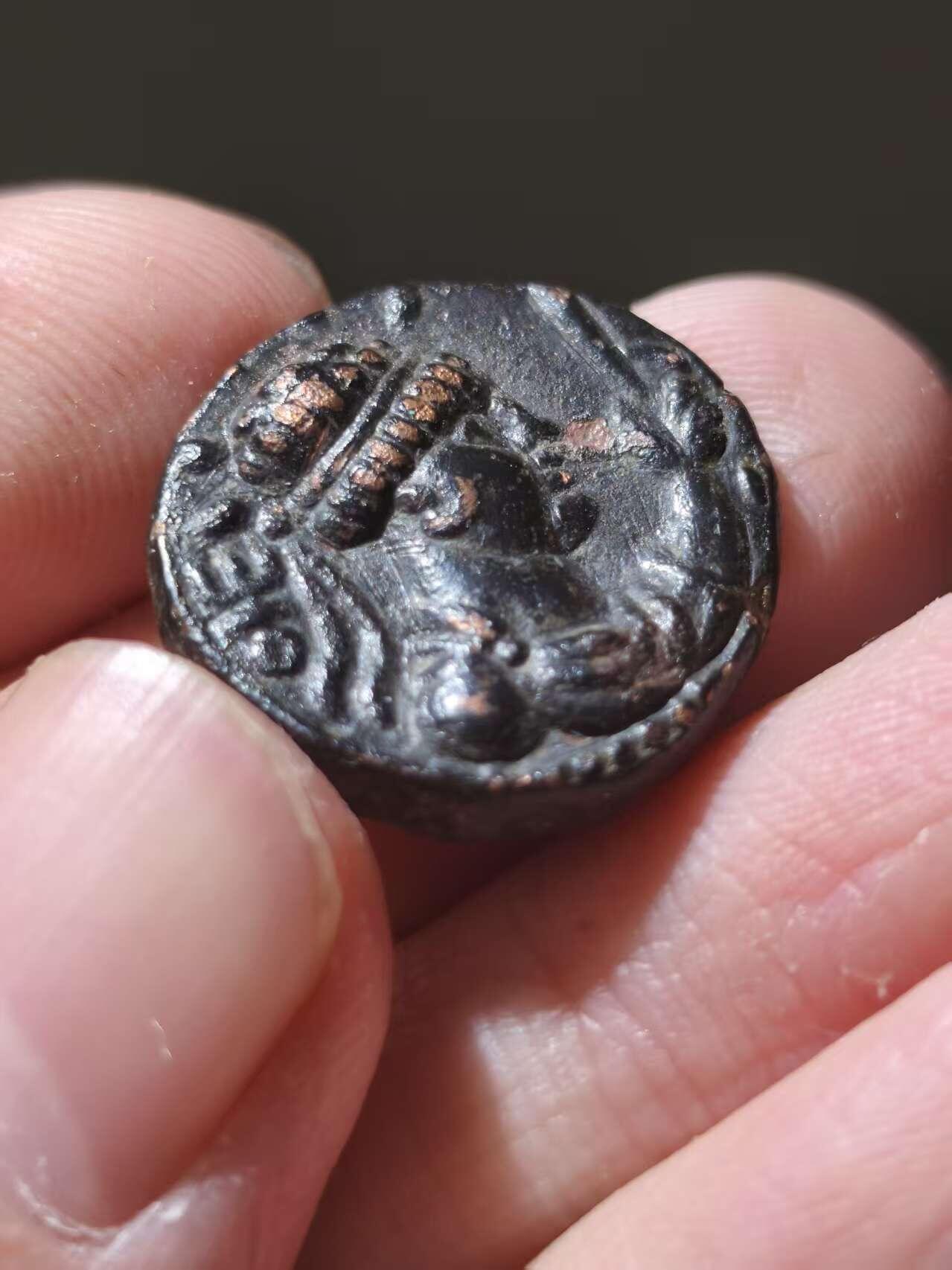 星盘世界钱币十二月二十七日古典币专场 极品！经典品种贵霜帝国大救星soter magas铜币，深打极其的漂亮，也有说法是，这就是威马塔克图，另一种说法是，这是一位与印度塞克有关系的军阀或地方统治者