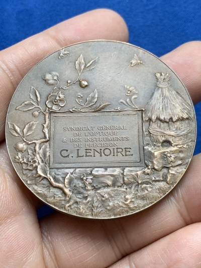 《竞宝斋》第449场 周日，周一，周二  3场连拍 （全场包邮，欢迎送拍） 法国鲁昂市建筑工会纪念铜章 56.2克 49.8mm 铜标边铭 带盒