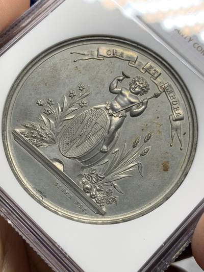 《竞宝斋》第449场 周日，周一，周二  3场连拍 （全场包邮，欢迎送拍） NGC UNC 瑞士 1865年 韦威葡萄酒节 锌章 小胖孩细节细腻 保存的非常好