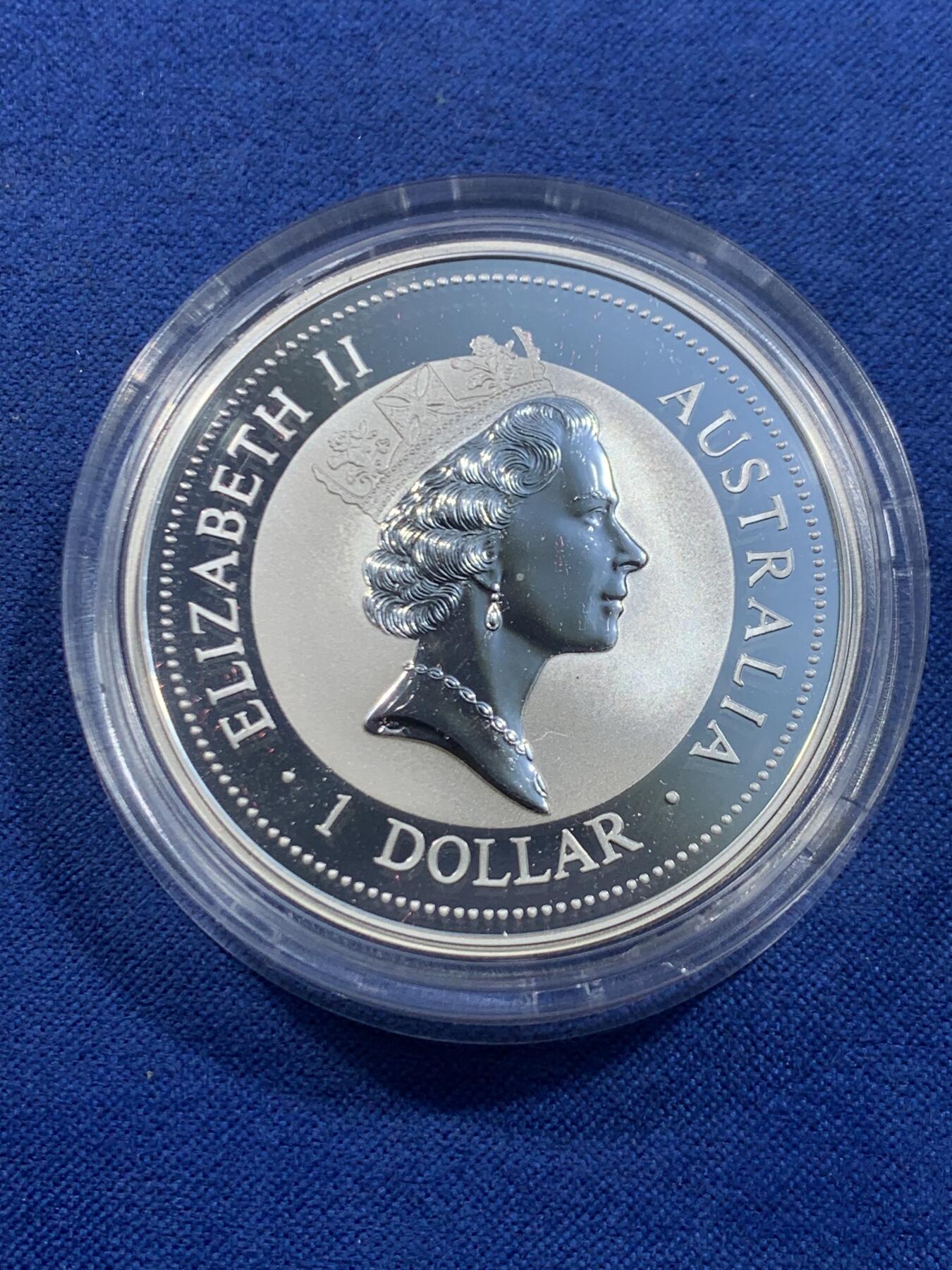 《竞宝斋》第449场 周日，周一，周二  3场连拍 （全场包邮，欢迎送拍） 澳大利亚 1995年 笑翠鸟 熊猫镶嵌银币 含纯银1盎司999银，金猫重0.5克黄金，发行1.5万枚，为北京国际钱币邮票展而发行 原盒证