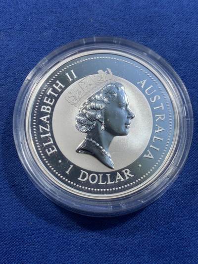 《竞宝斋》第449场 周日，周一，周二  3场连拍 （全场包邮，欢迎送拍） 澳大利亚 1995年 笑翠鸟 熊猫镶嵌银币 含纯银1盎司999银，金猫重0.5克黄金，发行1万枚，为北京国际钱币邮票展而发行 原盒证