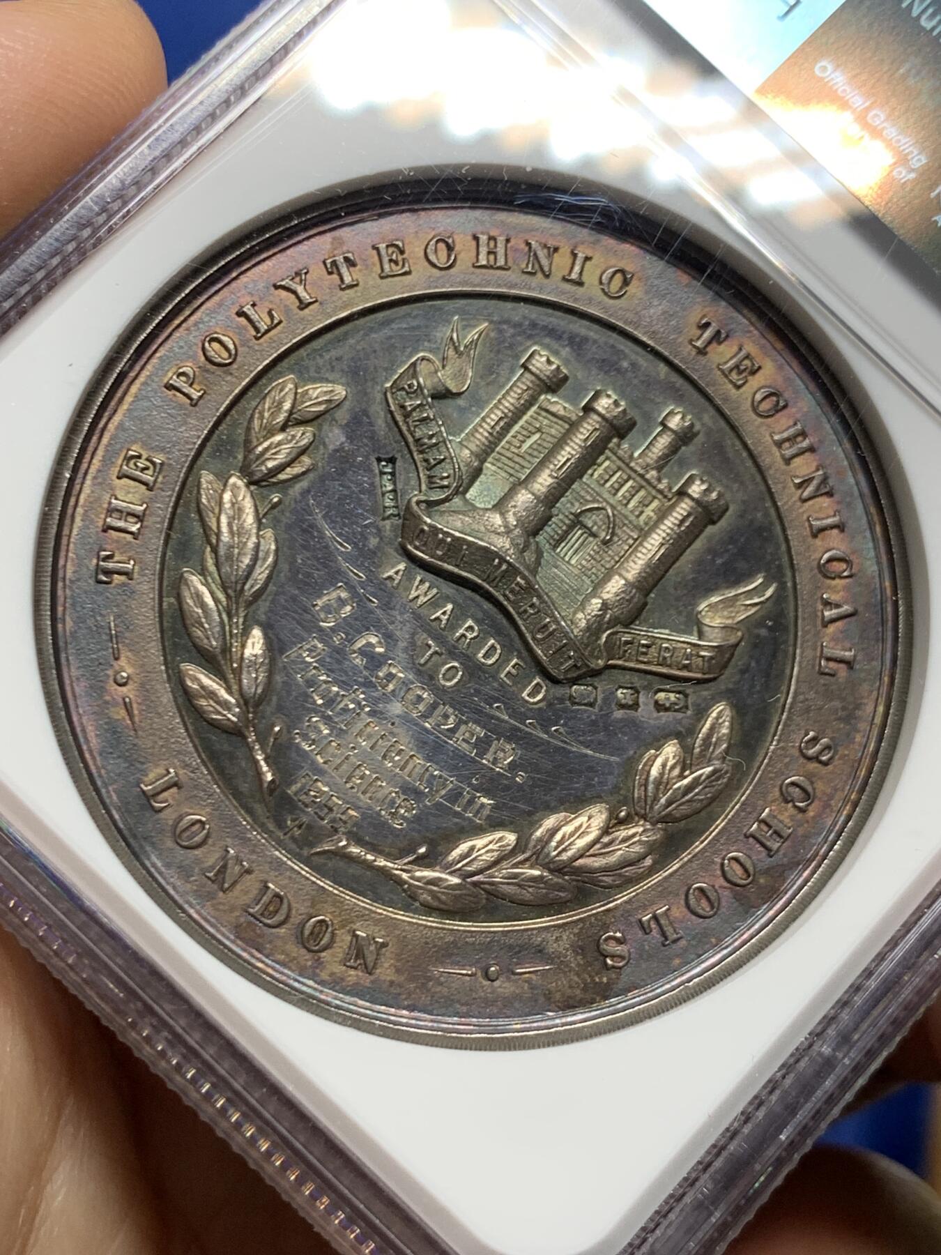 《竞宝斋》第449场 周日，周一，周二  3场连拍 （全场包邮，欢迎送拍） NGC MS62 英国1899年（ngc误标1855）圣马丁中央学院圣乔治屠龙银章，早期年份带银标，原味无洗五彩包浆，值得收藏。45MM，加厚盒。