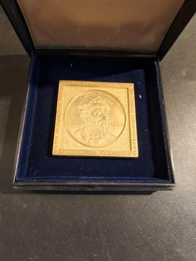 老王徽章第171期 - 法国存托银行与公证人协会镀金方形纪念章    原盒      直径50mm    重量50g     正面人物是法国著名文学家儒勒斯·凡尔纳。