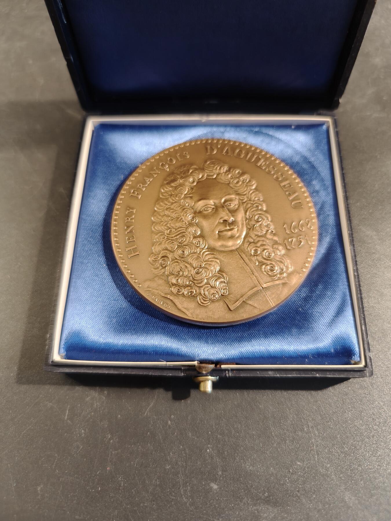 老王徽章第171期 法国公证处与存托银行大铜章    原盒     直径60mm    重量121.1g     正面人物为亨利·弗朗索瓦·达盖索 (1668-1751)，他曾三次担任法国大法官。他被伏尔泰誉为“法国有史以来学识最渊博的法官”。