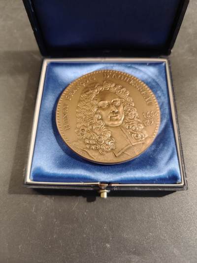 老王徽章第171期 - 法国公证处与存托银行大铜章    原盒     直径60mm    重量121.1g     正面人物为亨利·弗朗索瓦·达盖索 (1668-1751)，他曾三次担任法国大法官。他被伏尔泰誉为“法国有史以来学识最渊博的法官”。