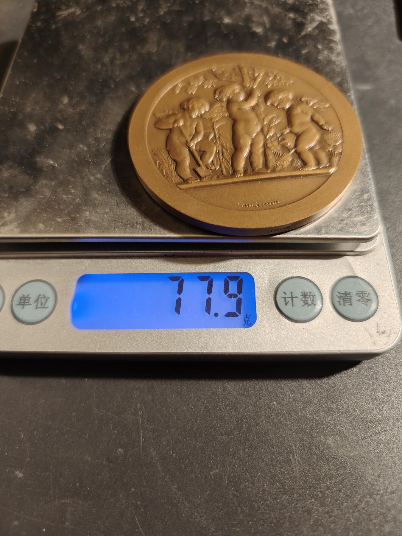 老王徽章第171期 法国园艺协会大铜章    原盒    园艺小天使   亨利杜布瓦作品     直径56mm     重量77.9g