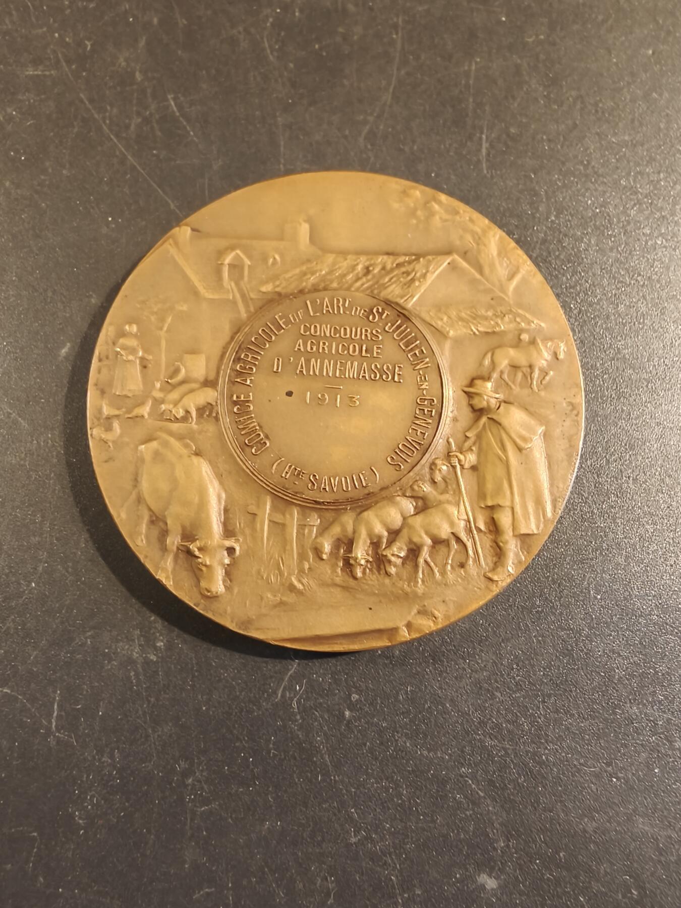 老王徽章第171期 法国萨瓦省圣朱利安昂热讷农业协会大铜章     原盒       大师P.Grandhomme作品     直径50mm     重量55.1g