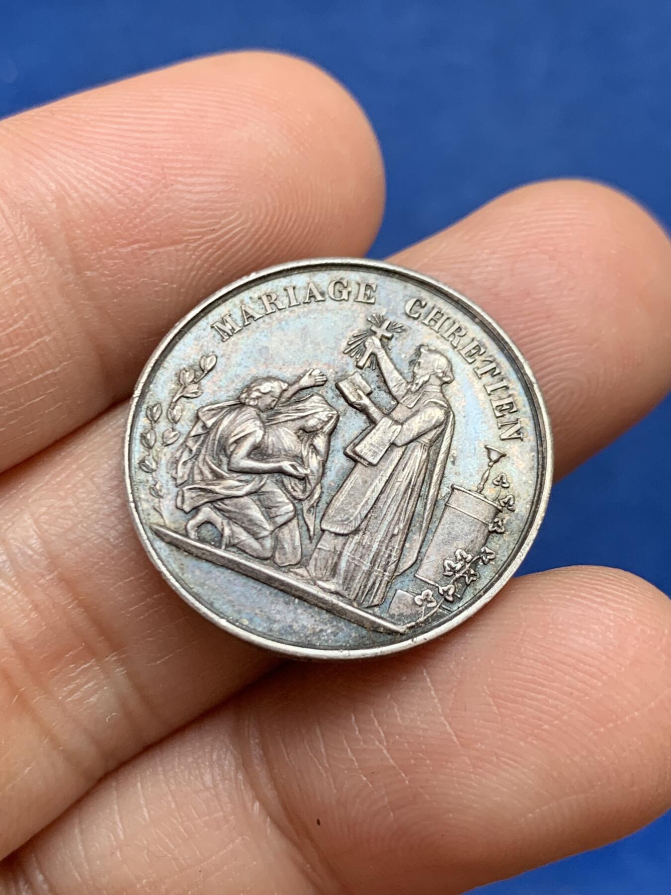 《竞宝斋》第449场 周日，周一，周二  3场连拍 （全场包邮，欢迎送拍） 婚礼银章 5克 23.8mm 蜜蜂银标 背面刻字1872