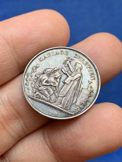 《竞宝斋》第449场 周日，周一，周二  3场连拍 （全场包邮，欢迎送拍） 婚礼银章 5克 23.8mm 蜜蜂银标 背面刻字1872