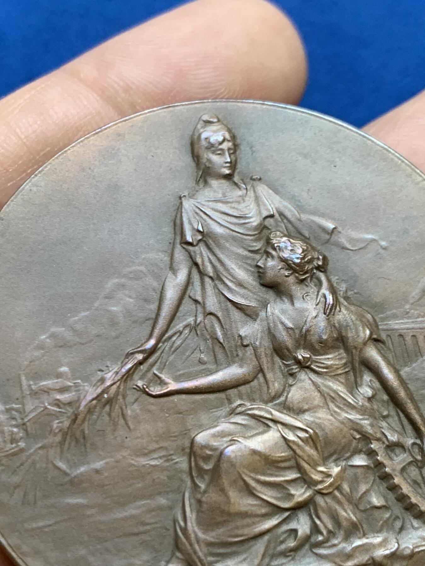 《竞宝斋》第449场 周日，周一，周二  3场连拍 （全场包邮，欢迎送拍） 法国鲁昂市建筑工会纪念铜章 56.2克 49.8mm 铜标边铭 带盒