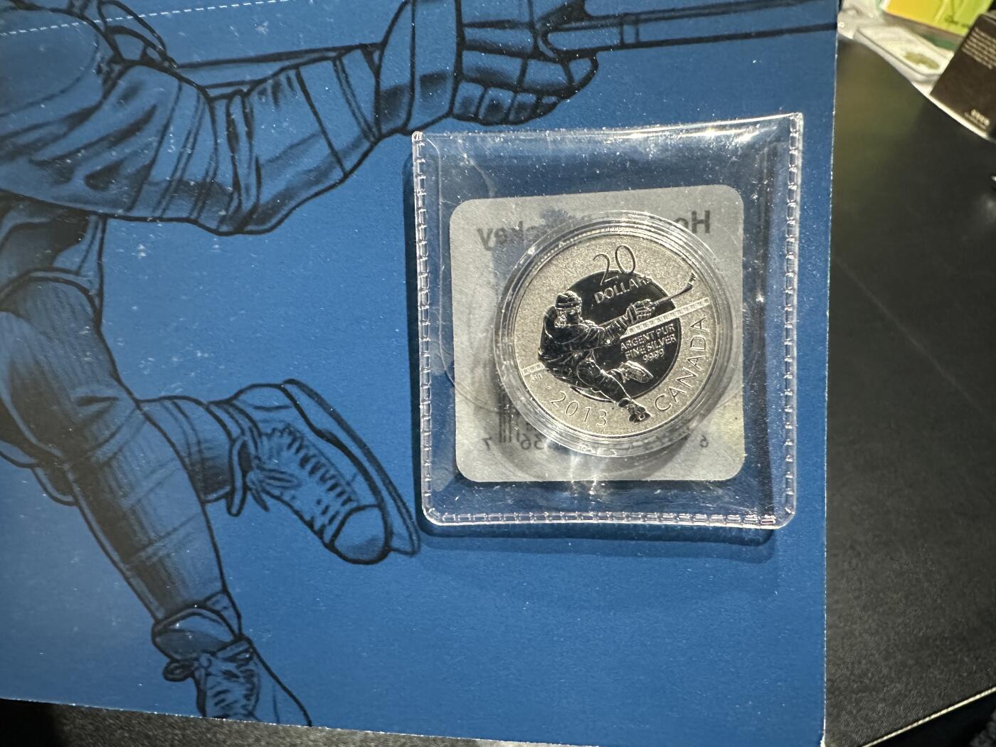 《外钞收藏家》第五百九十六期（精品大拍场）（本平台长期征集拍品、欢迎藏友们联系合作） 加拿大2013年20加元冰球运动卡装纪念精制银币（8g纯银）